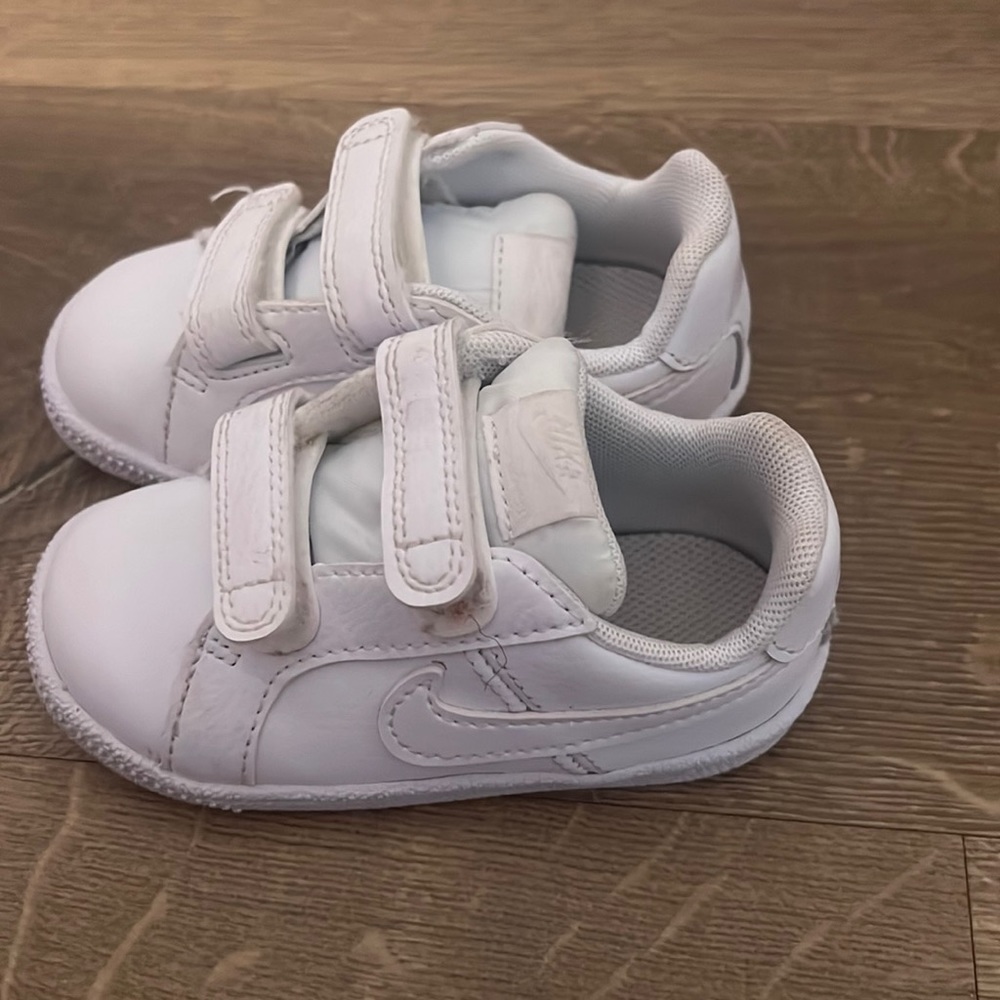 White Nike 6c